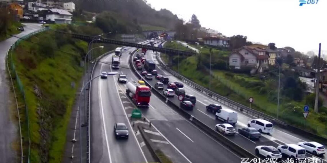 Un accidente múltiple en los túneles de A Madroa deja colas kilométricas en la AP-9 por Vigo