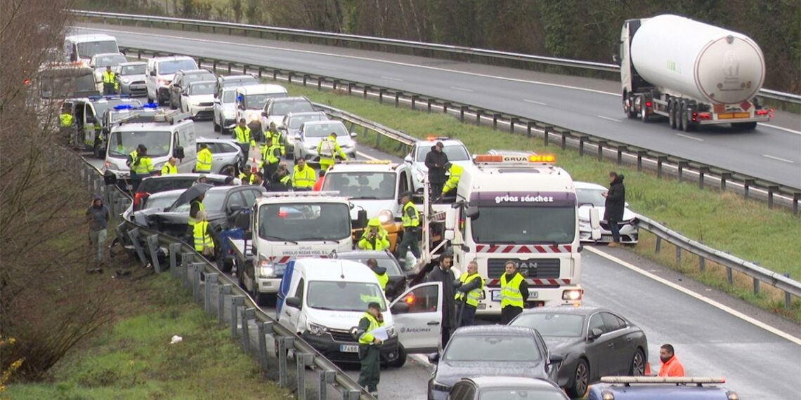 El aparatoso accidente con 23 coches implicados en la AP-9 deja dos políticos de Galicia heridos