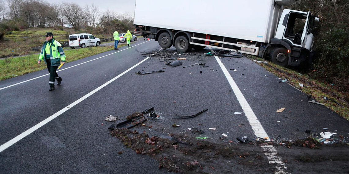 Tragedia en Galicia, mueren dos personas en un accidente entre un camión y un turismo en Lugo