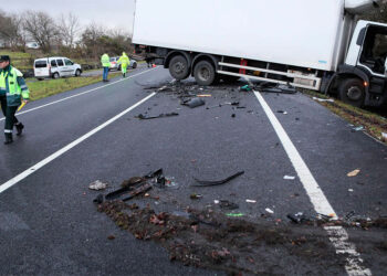 Tragedia en Galicia, mueren dos personas en un accidente entre un camión y un turismo en Lugo