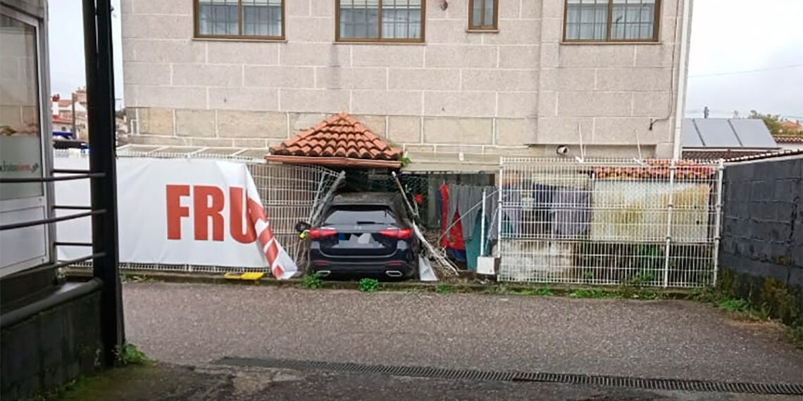 Aparatoso accidente en Vigo, un coche impacta contra una casa y acaba en el interior de la vivienda