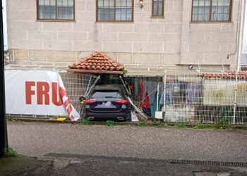Aparatoso accidente en Vigo, un coche impacta contra una casa y acaba en el interior de la vivienda