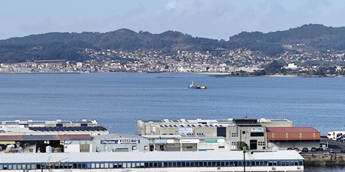 ¿Qué es la curiosa embarcación amarilla que lleva semanas flotando en la ría de Vigo?