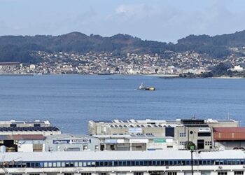 ¿Qué es la curiosa embarcación amarilla que lleva semanas flotando en la ría de Vigo?