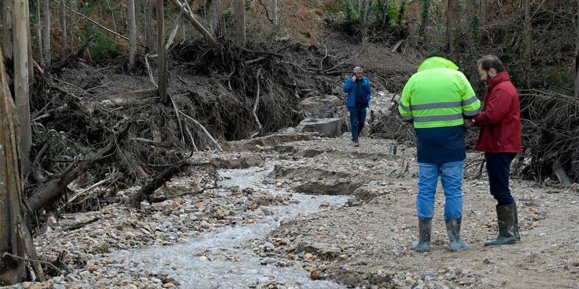 Revienta una antigua balsa minera de un monte en Galicia, que arrastra piedras y colapsa una carretera