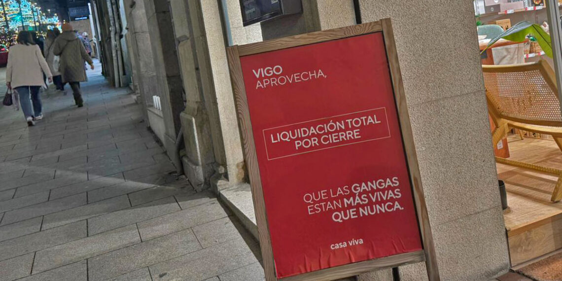 Cierra una tienda del centro de Vigo anunciando "gangas más vivas que nunca"