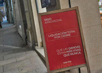 Cierra una tienda del centro de Vigo anunciando "gangas más vivas que nunca"