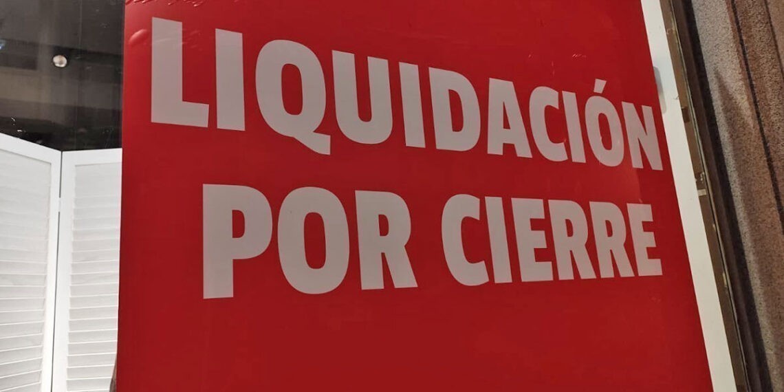 "Liquidación total" por el cierre de una de las tiendas clásicas del centro de Vigo