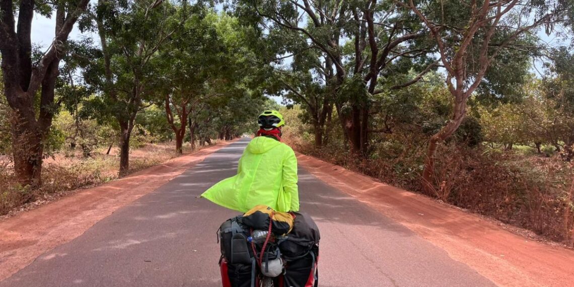 De Vigo al Sáhara en bici, la próxima locura del profe vigués que recorre el mundo sobre ruedas