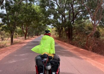 De Vigo al Sáhara en bici, la próxima locura del profe vigués que recorre el mundo sobre ruedas