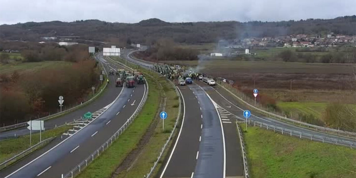 Cortada por completo la A-52 en Xinzo por las protestas de agricultores ante el acuerdo con Mercosur