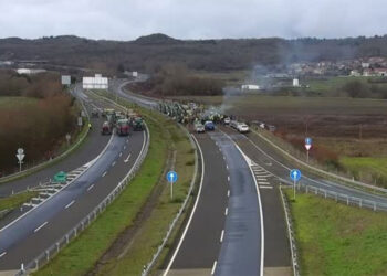 Cortada por completo la A-52 en Xinzo por las protestas de agricultores ante el acuerdo con Mercosur