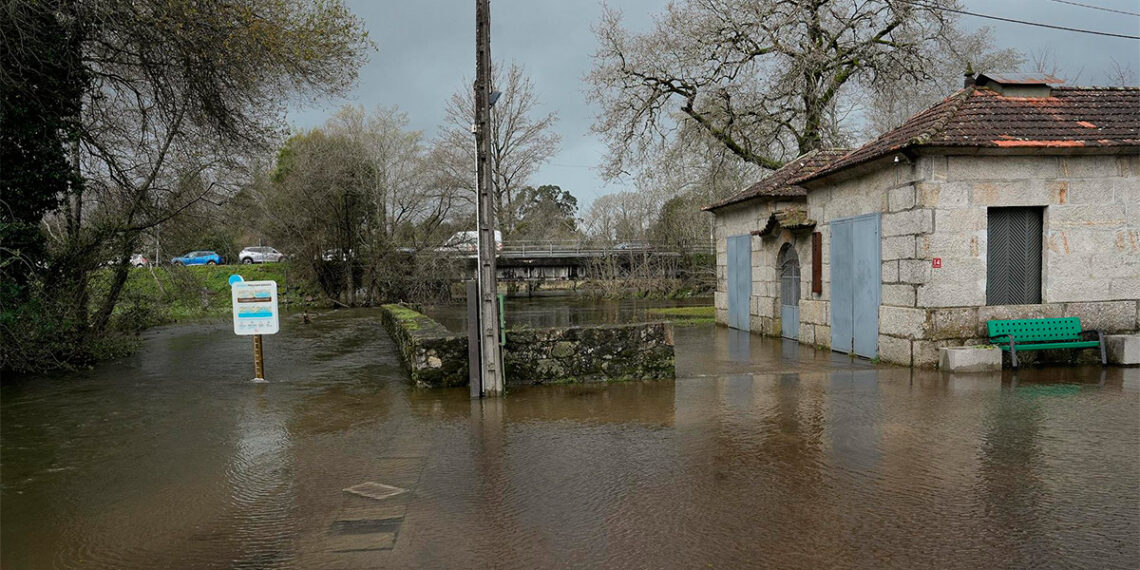 Gondomar "respira" tras la pesadilla en la tarde y noche del lunes con el desbordamiento del río Miñor