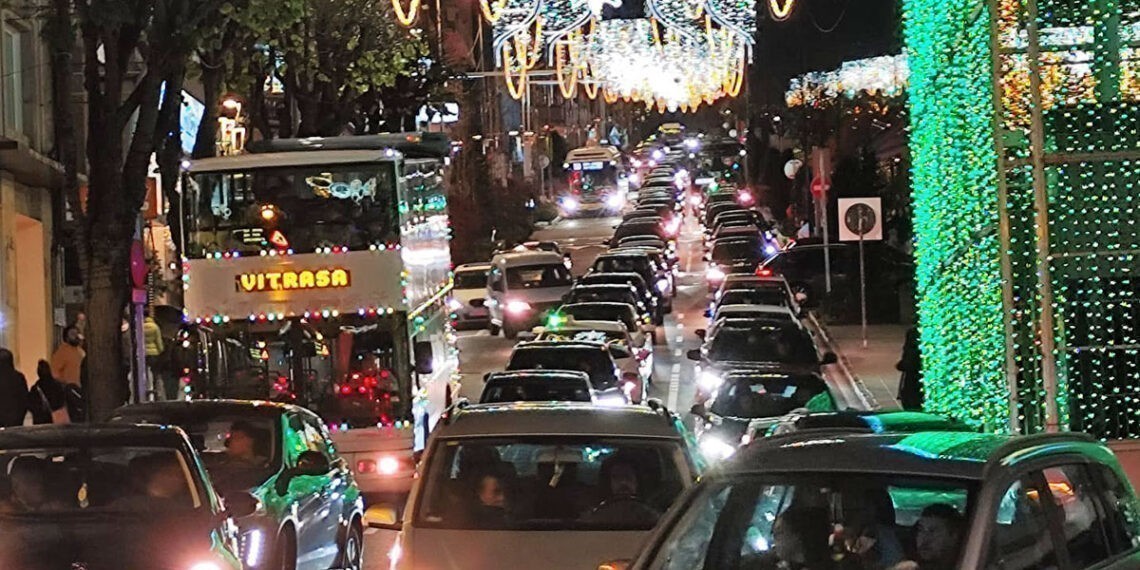 Rebajas y devoluciones de Reyes abarrotan el centro de Vigo en el último finde de luces de Navidad