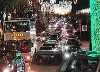Rebajas y devoluciones de Reyes abarrotan el centro de Vigo en el último finde de luces de Navidad