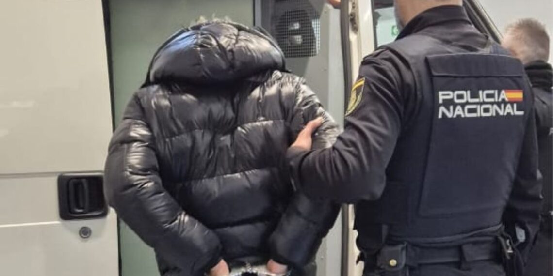 Pillados en Vigo tres ladrones 'in fraganti' colándose en una vivienda de Teis
