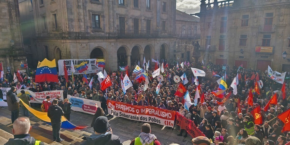 Unas 2.000 personas se manifiestan en Santiago contra la "agresión yanqui" a Venezuela