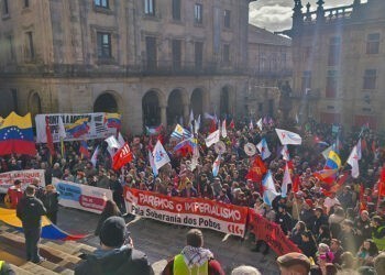 Unas 2.000 personas se manifiestan en Santiago contra la "agresión yanqui" a Venezuela