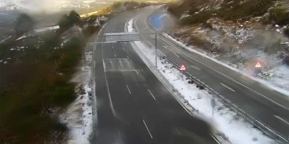 Las nevadas en Galicia provocan dificultades en la circulación en carretera, con restricciones al tráfico