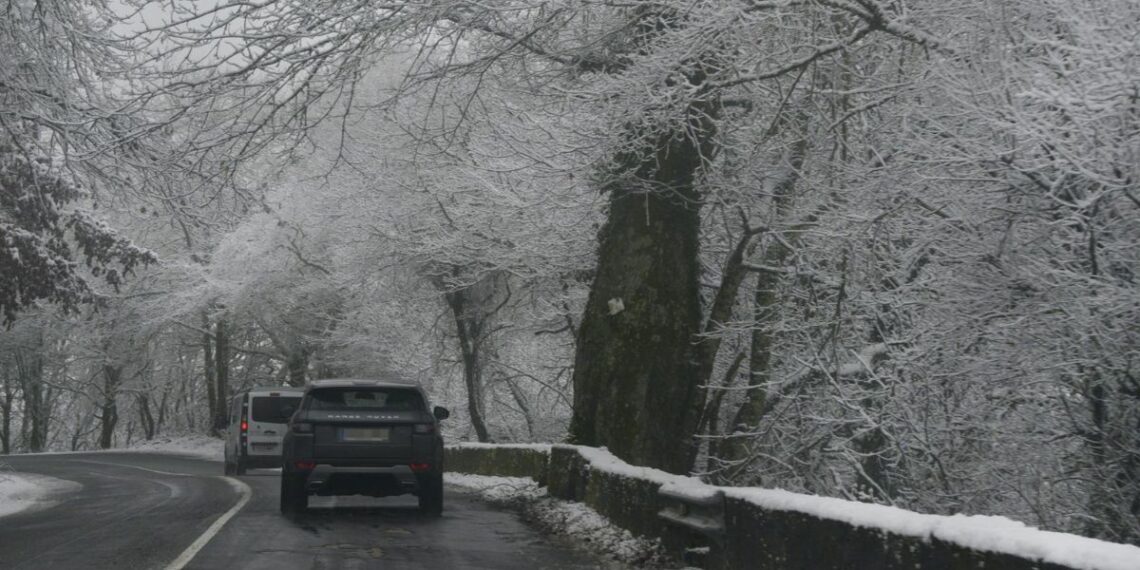 La nieve obliga a cerrar colegios en Galicia e impide el transporte escolar