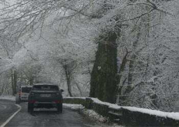La nieve obliga a cerrar colegios en Galicia e impide el transporte escolar