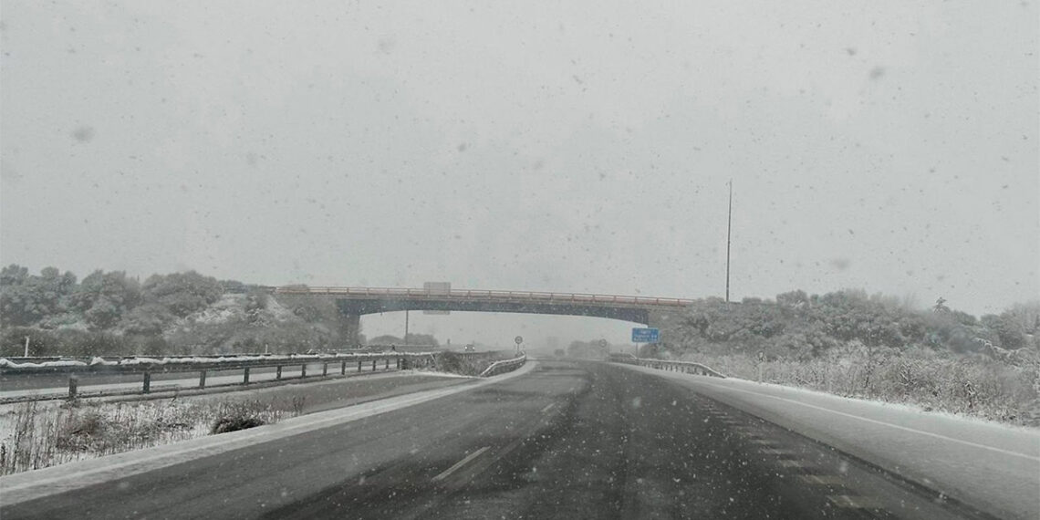 Transportistas censuran que la DGT prohíba a los camiones circular 3.000 km en autovías por nieve