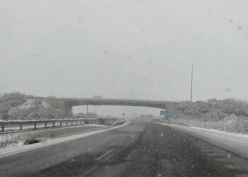 Transportistas censuran que la DGT prohíba a los camiones circular 3.000 km en autovías por nieve