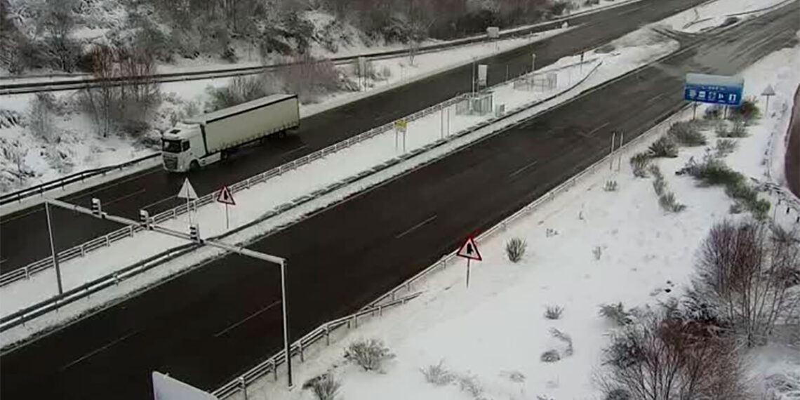 Tráfico reabre la A-52 en Galicia, aunque pide extremar precauciones por nieve en uno de sus tramos