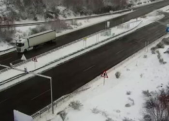 Tráfico reabre la A-52 en Galicia, aunque pide extremar precauciones por nieve en uno de sus tramos