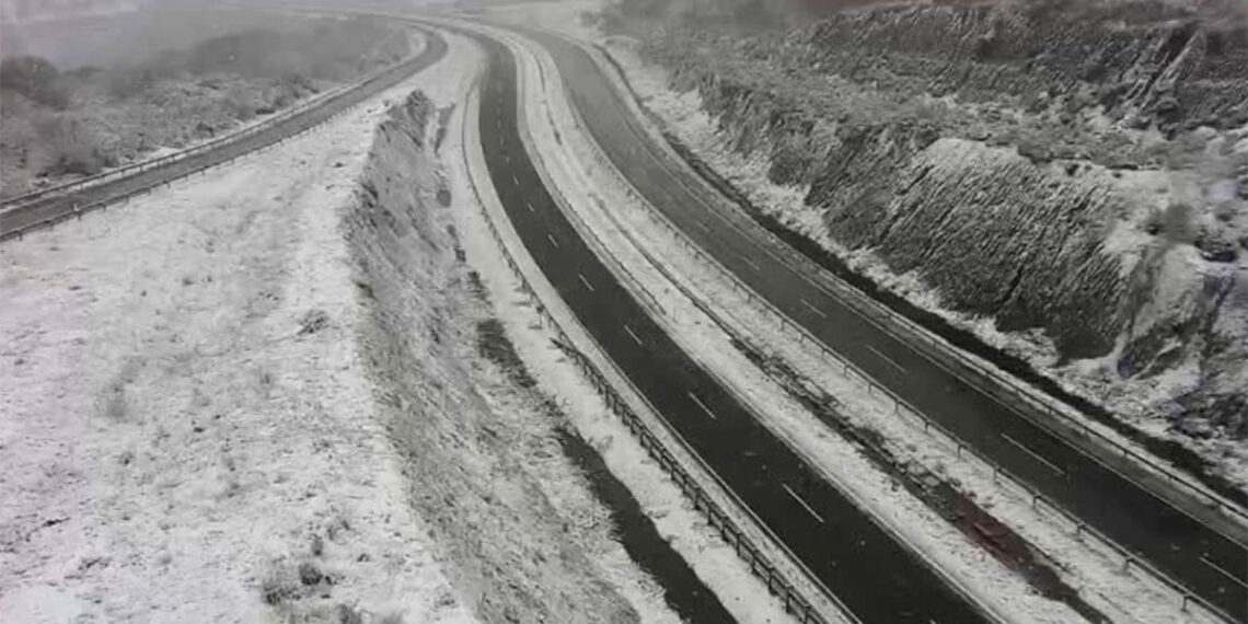 La nieve dificulta el tráfico en la A-52 en Galicia: embolsan camiones en Puebla de Sanabria