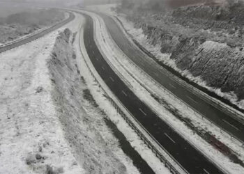 La nieve dificulta el tráfico en la A-52 en Galicia: embolsan camiones en Puebla de Sanabria
