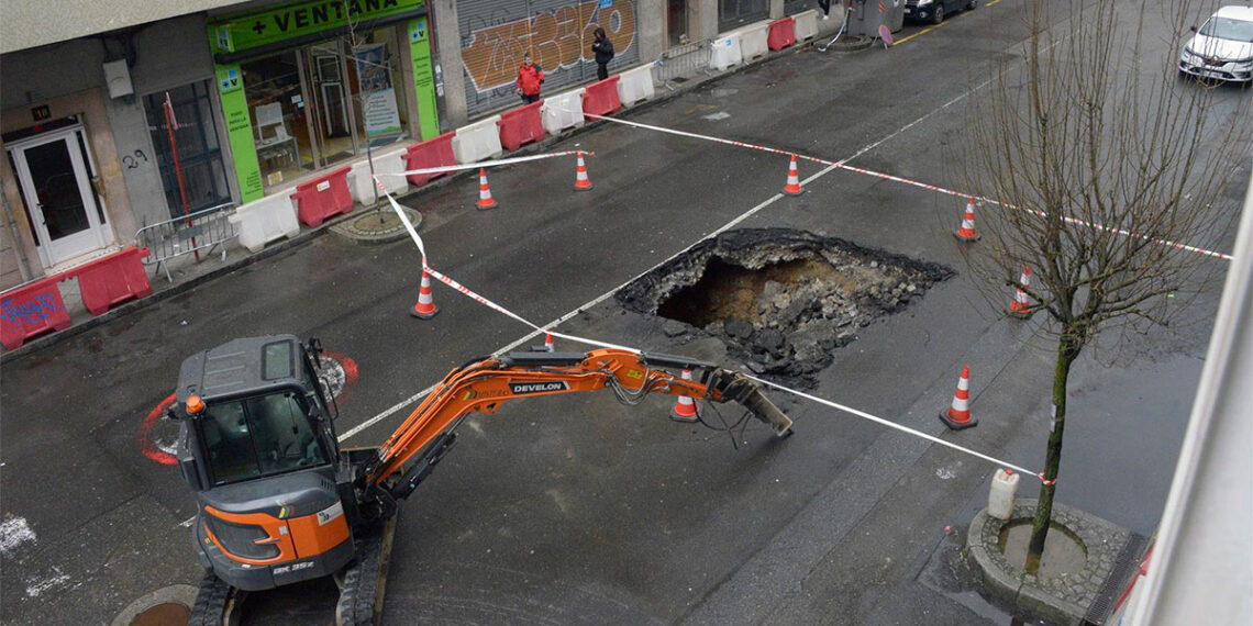 El impacto de las lluvias de Ingrid y Joseph provoca un gran socavón en Ourense, que afecta al tráfico