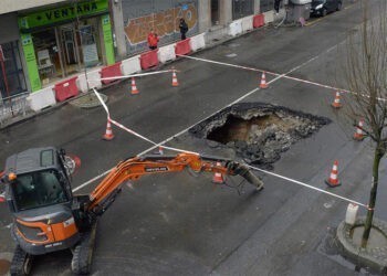 El impacto de las lluvias de Ingrid y Joseph provoca un gran socavón en Ourense, que afecta al tráfico