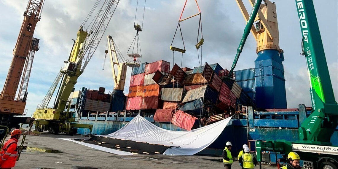 Arranca en Vigo el operativo para estabilizar la carga del pontacontenedores María Francisca