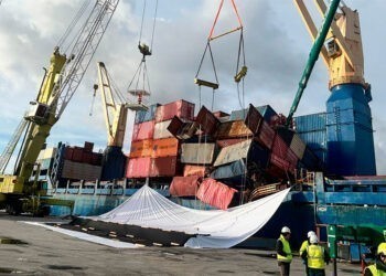 Arranca en Vigo el operativo para estabilizar la carga del pontacontenedores María Francisca