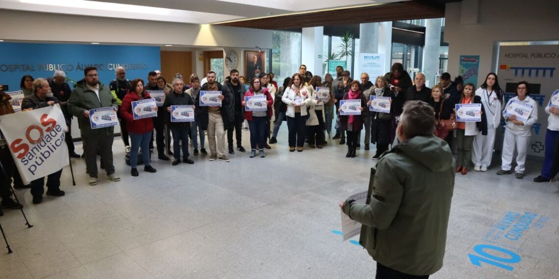 Protestas en el Álvaro Cunqueiro por el "colapso" del área sanitaria de Vigo