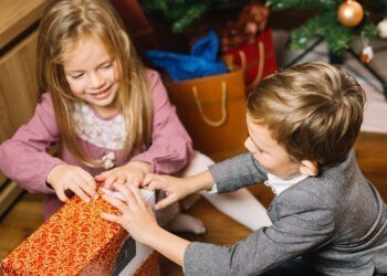 ¿Qué hacer tras el aluvión de regalos? Las claves para evitar la 'resaca emocional' en los niños
