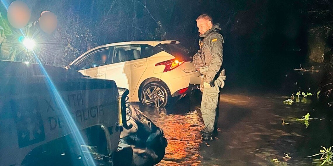 Rescate de urgencia en Pontevedra, logran liberar a un hombre atrapado en su coche sumergido en Portas