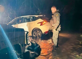 Rescate de urgencia en Pontevedra, logran liberar a un hombre atrapado en su coche sumergido en Portas