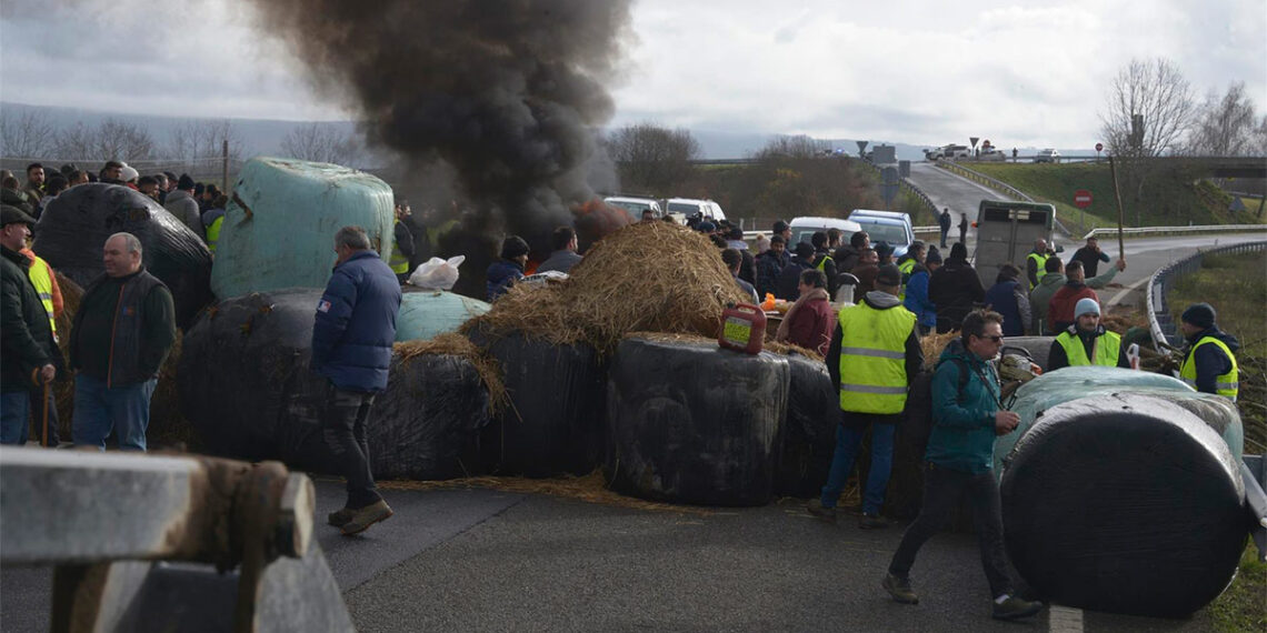 Tractoristas mantienen cortada la A-52 a su paso por Xinzo a la espera de hablar con el Ministerio