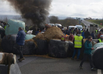 Tractoristas mantienen cortada la A-52 a su paso por Xinzo a la espera de hablar con el Ministerio
