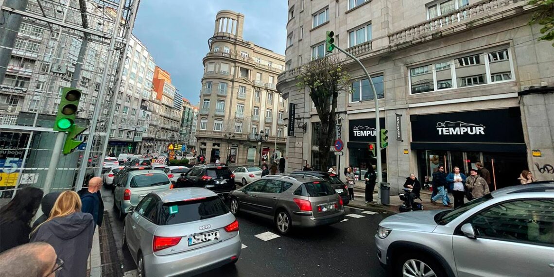 Colapso de tráfico en los accesos de Vialia Vigo en los días previos a la llegada de los Reyes Magos