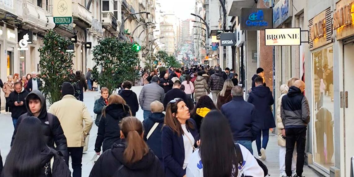 Las calles de Vigo se llenan de vida antes de un domingo con hasta tres alertas meteorológicas