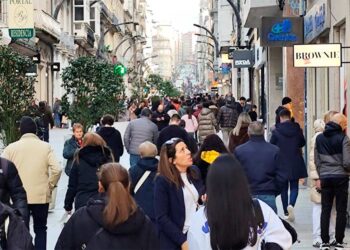 Las calles de Vigo se llenan de vida antes de un domingo con hasta tres alertas meteorológicas