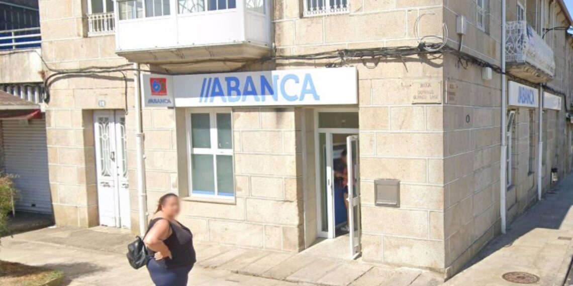 Un hombre atraca una sucursal de Abanca en Mondariz y deja maniatados a los trabajadores