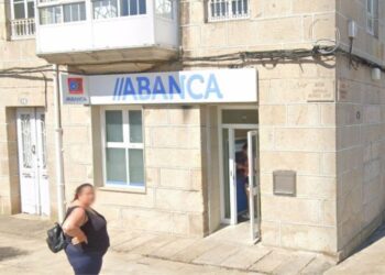 Un hombre atraca una sucursal de Abanca en Mondariz y deja maniatados a los trabajadores