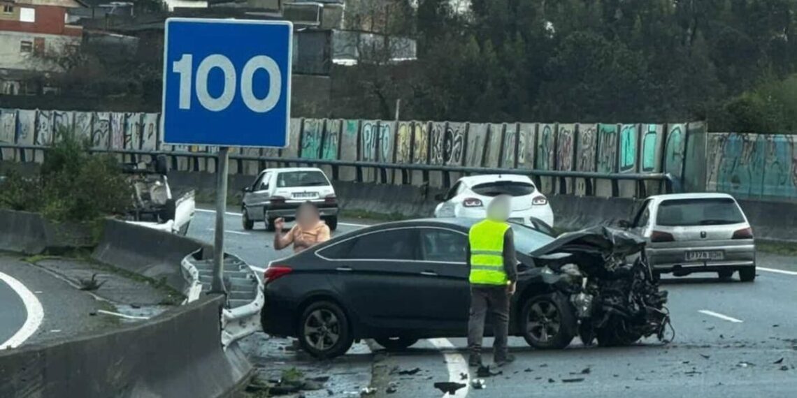 Aparatoso accidente en la VG-20 en Vigo con tres coches implicados, uno de ellos volcado
