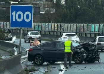 Aparatoso accidente en la VG-20 en Vigo con tres coches implicados, uno de ellos volcado
