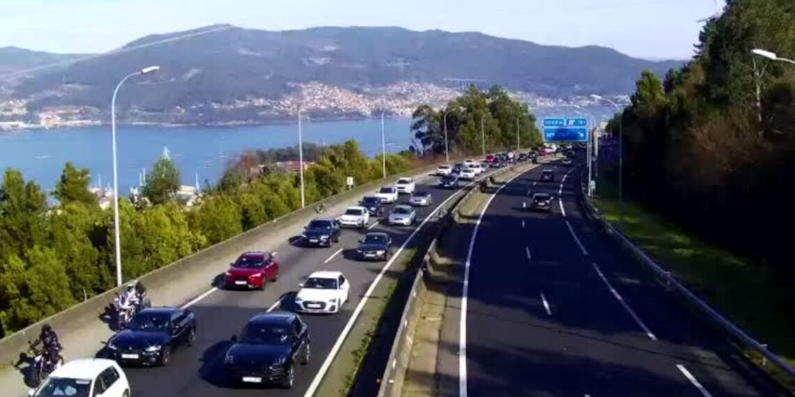 Atascos en la AP-9 a su paso por Vigo por el corte al tráfico en el túnel de Candeán