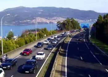 Atascos en la AP-9 a su paso por Vigo por el corte al tráfico en el túnel de Candeán